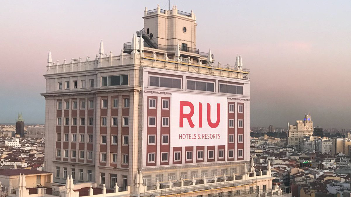 RIU rehabilita el Edificio España en Madrid para abrir un gran hotel y centro comercial.