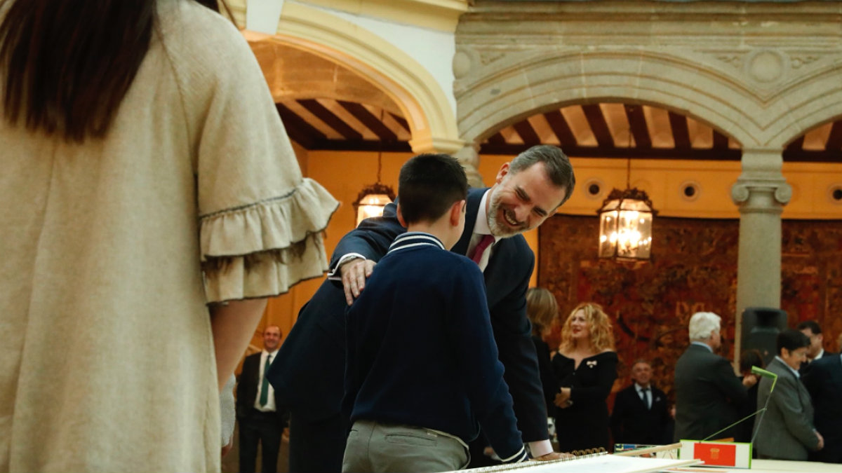 Felipe VI ríe con un niño finalista del concurso Qué es un Rey para ti. (Casa Real)