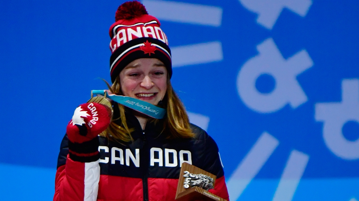 La patinadora canadiense Kim Boutin llora tras recibir la medalla de bronce. (AFP)