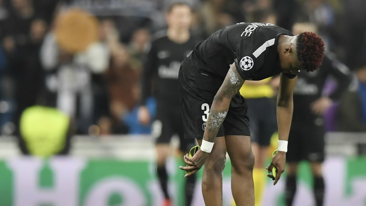 Kimpembe abatido en el césped del Bernabéu. (AFP)