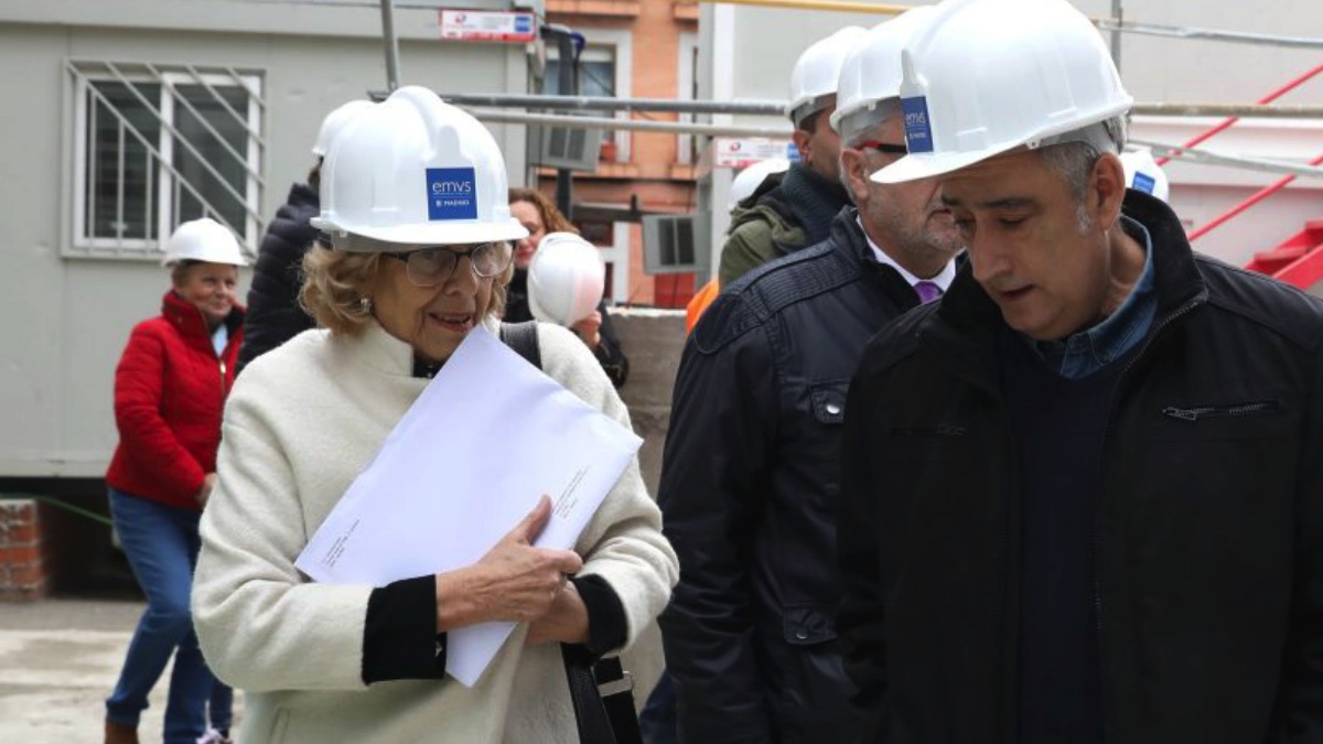 Manuela Carmena visitando con el edil de Vallecas, Paco Pérez, la construcción de unas viviendas. (Foto. Madrid)