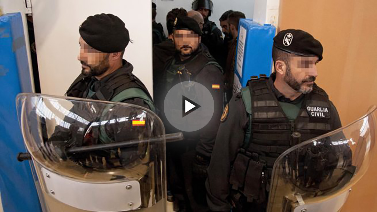 Agentes de la Guardia Civil en un centro de votación el 1-O. (Foto: EFE)