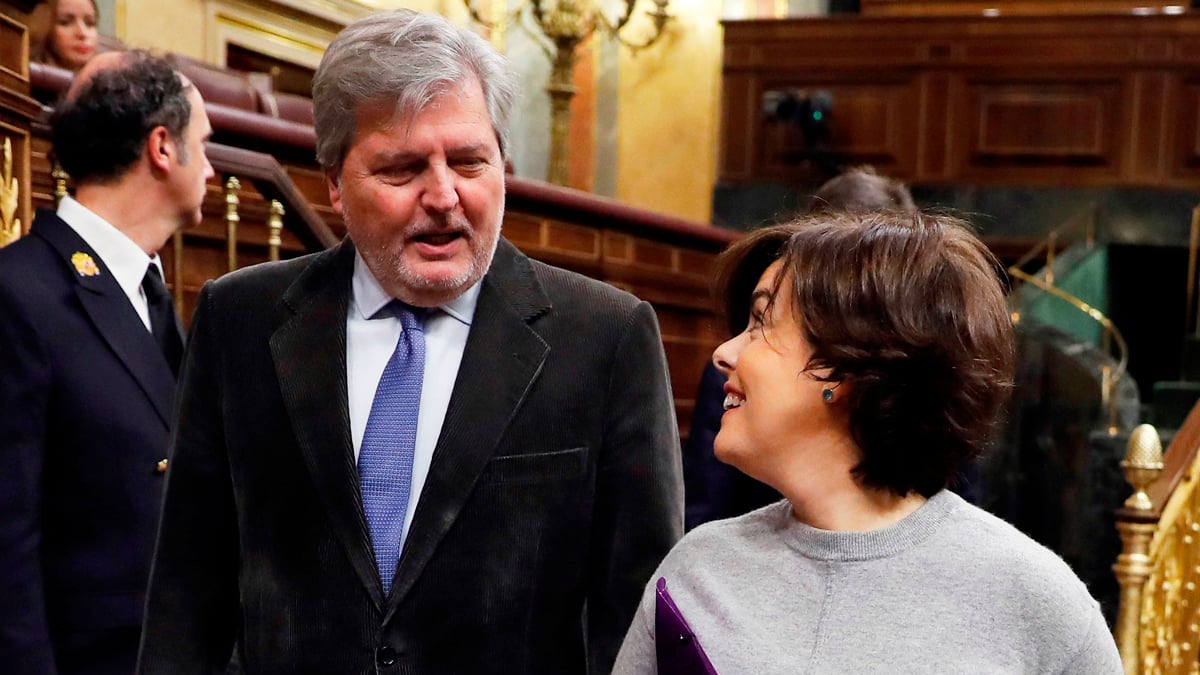 Iñigo Méndez de Vigo y Soraya Sáenz de Santamaría. (Foto: EFE)