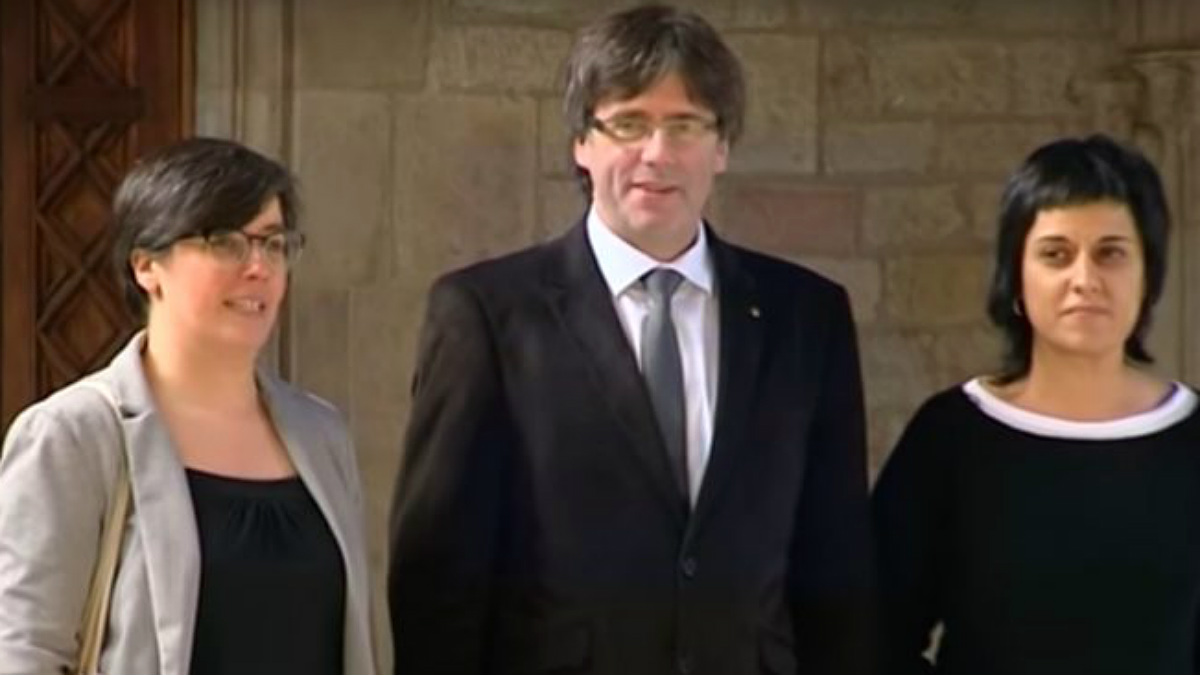 Mireia Boya y Anna Gabriel (CUP) junto a Carles Puigdemont.