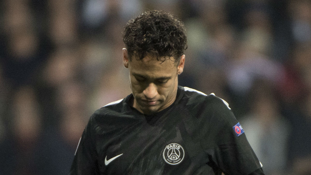 Neymar, cabizbajo, tras una acción en el Real Madrid-PSG. (AFP)