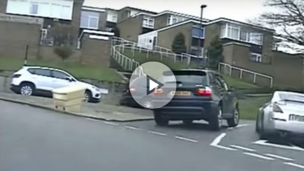 Tres ladrones a bordo de un BMW X3 han protagonizado una espectacular persecución policial en Reino Unido.