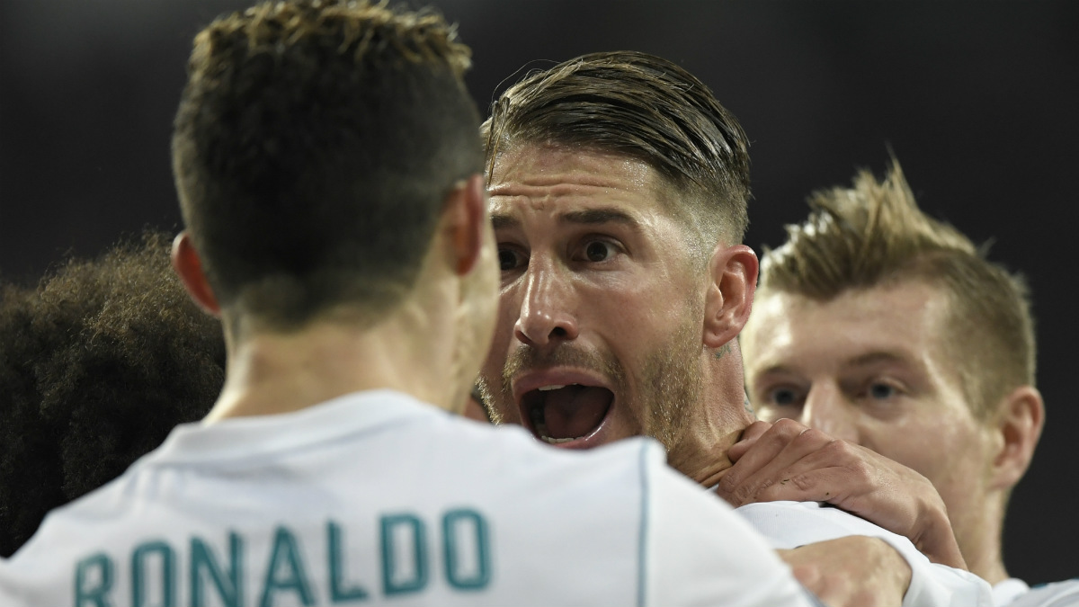 Sergio Ramos celebra con Cristiano Ronaldo un gol ante el PSG. (AFP)