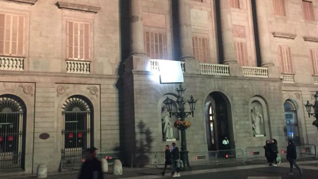 Un foco de la Generalitat del 155 ilumina desde el Palau el lazo golpista del ayuntamiento de Colau