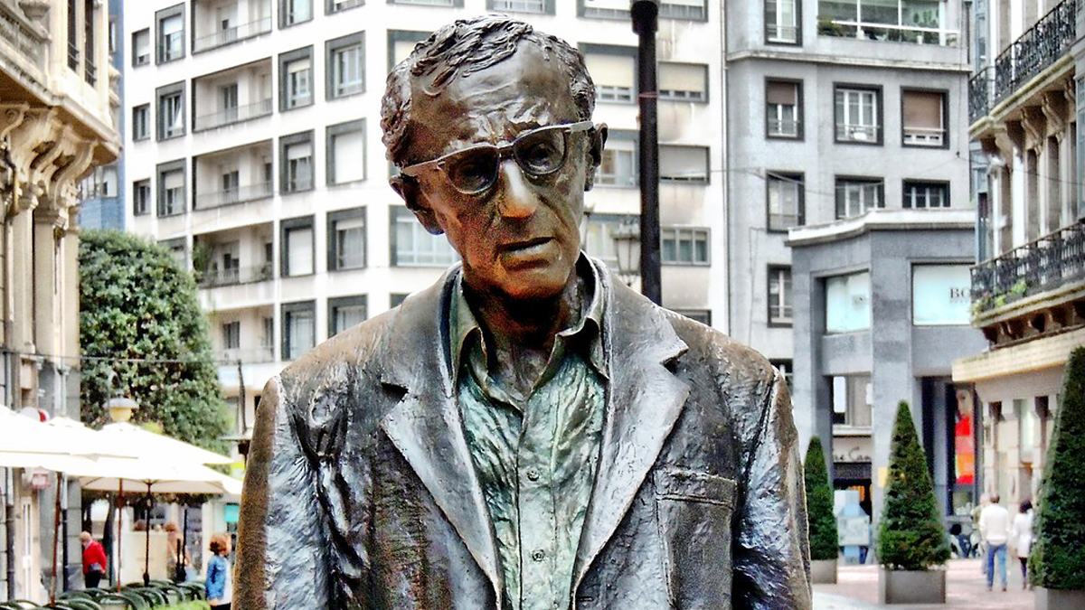 Escultura de Woody Allen en Oviedo. (Foto: Wikimedia)