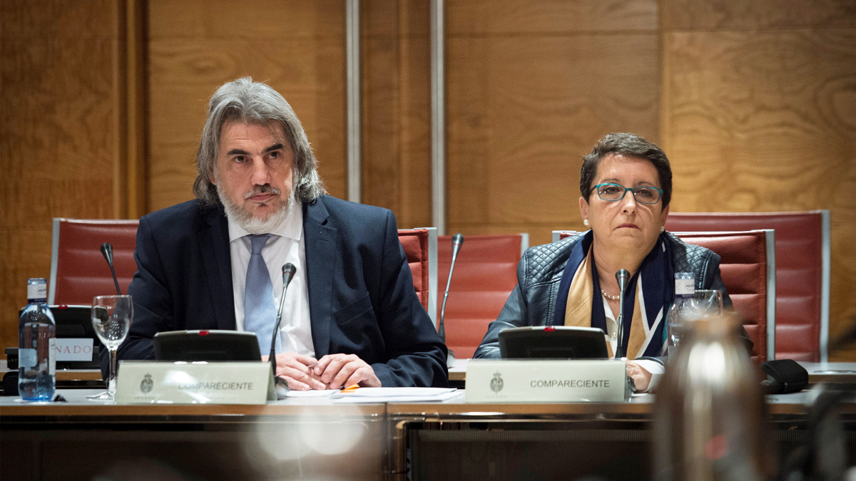 La presidenta de la Plataforma por las Garantías Ciudadanas, Inmaculada Sánchez Ruiz (d), y el abogado de la entidad, Alberto Ganga. (Foto: EFE)