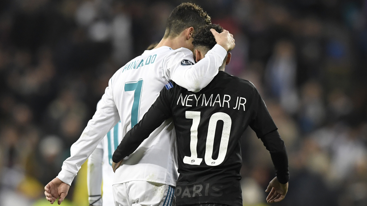 Cristiano y Neymar se abrazan tras el Real Madrid – PSG (AFP).