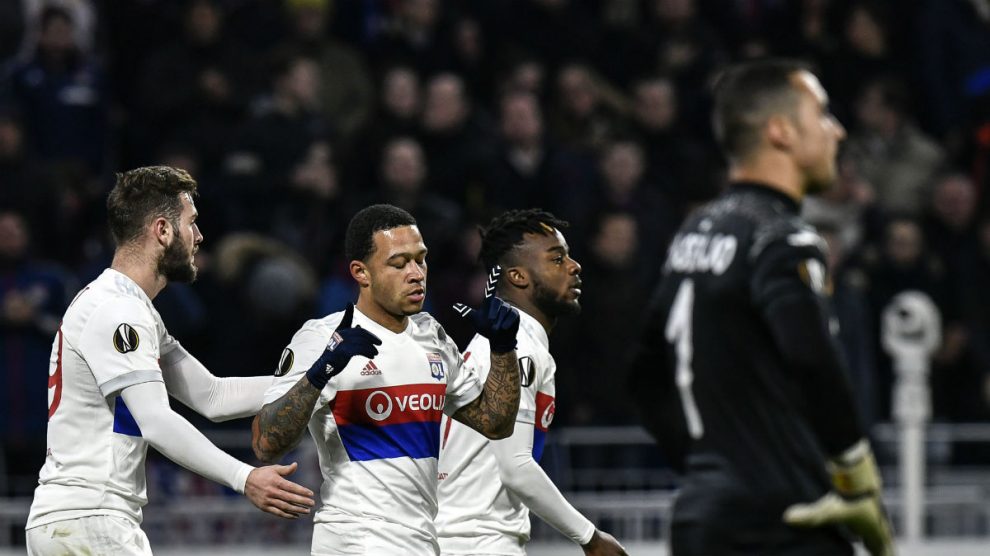 Memphis Depay celebra el tercer gol marcado al Villarreal (AFP).