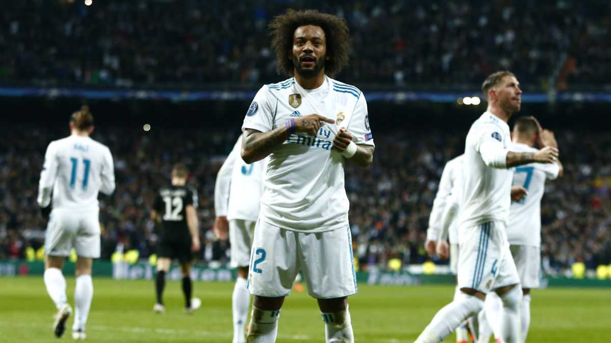 Marcelo señalando el escudo del Real Madrid en el duelo ante el PSG (Getty)