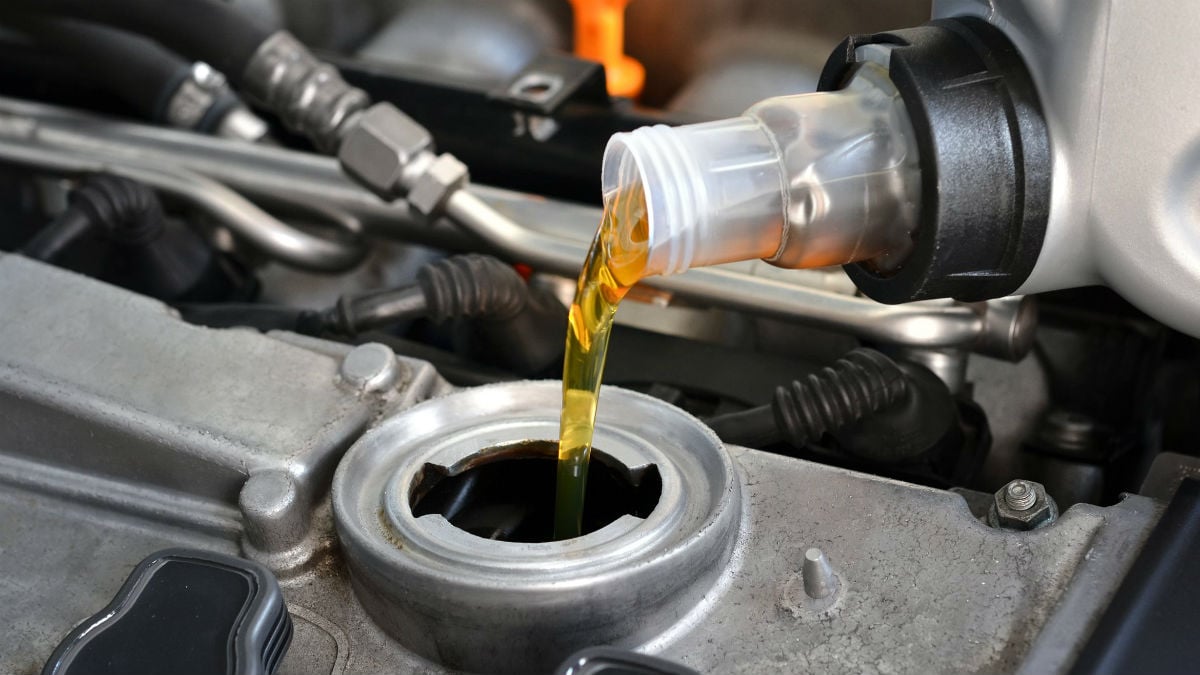 Rellenar el aceite del motor de nuestro coche es una operación de lo más sencilla que nosotros mismos podemos acometer sin problemas.