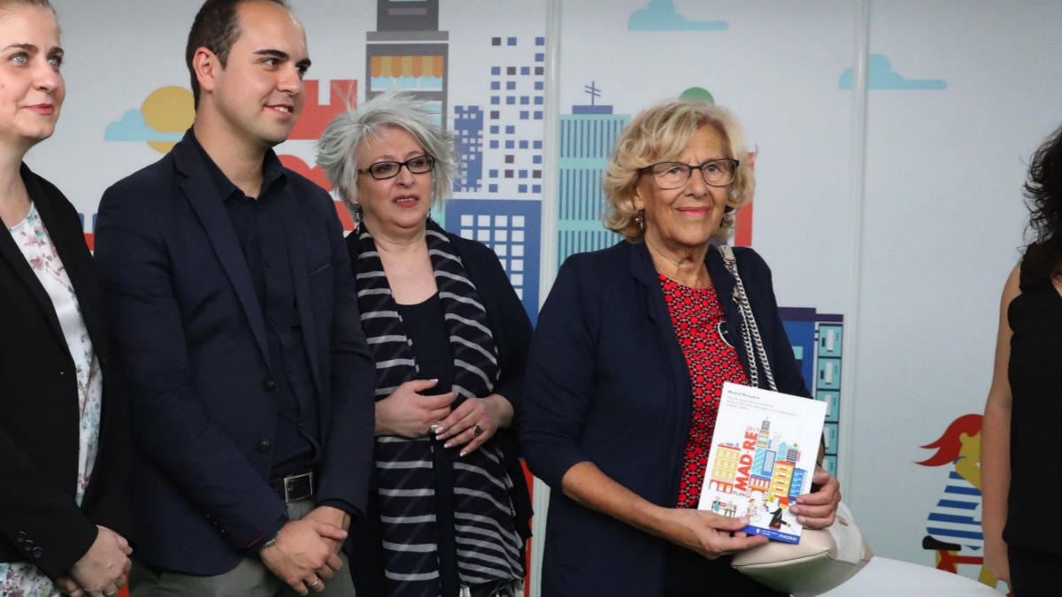 La alcaldesa Carmena junto al concejal Calvo y la directora general Pilar Pereda. (Foto: Madrid)