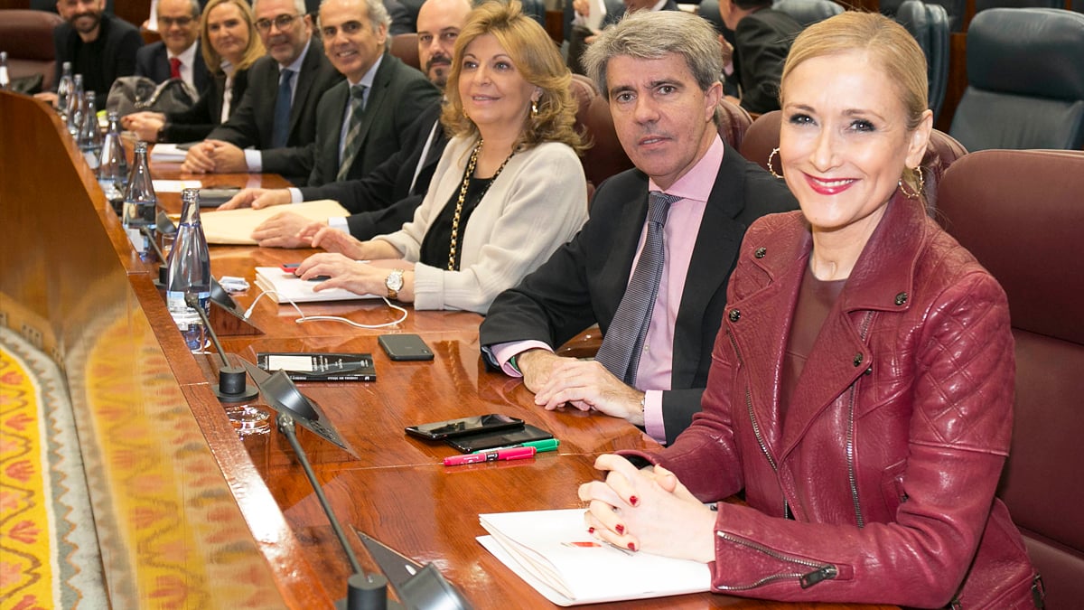 Cristina Cifuentes junto a sus compañeros del Grupo Popular en la Asamblea de Madrid. (Foto: PP)