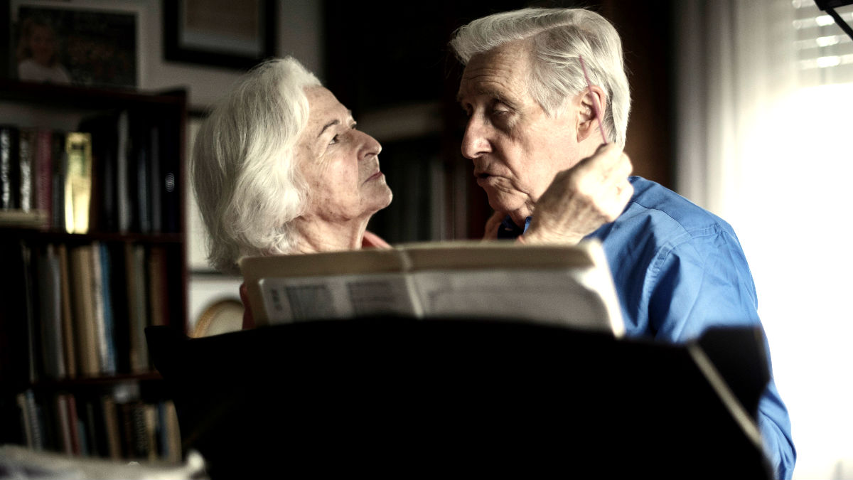 El pianista Joaquín Achúcarro junto a su mujer Emma (Foto: Efe).