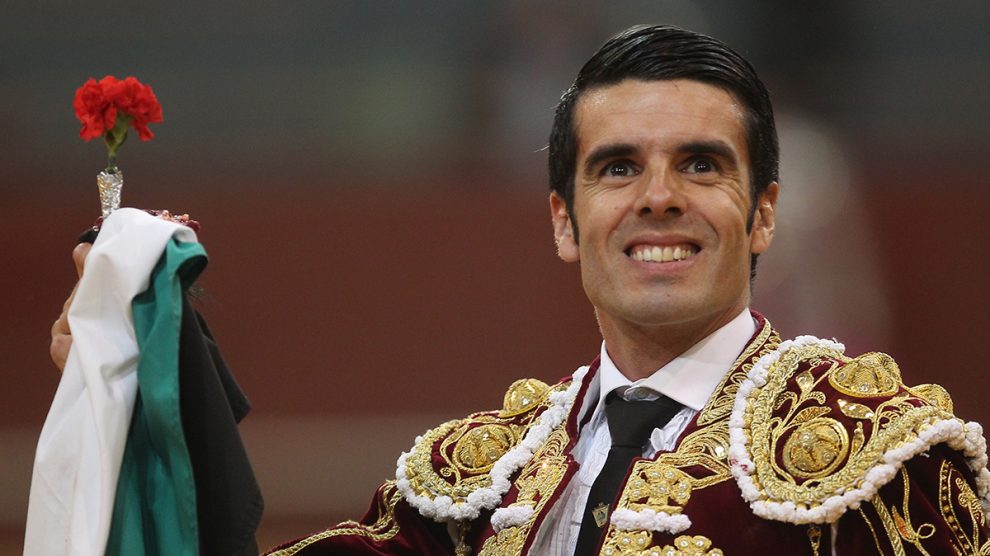 Emilio de Justo pasea la oreja cortada este sábado en Vistalegre, Madrid. (Foto: Alberto Simón).