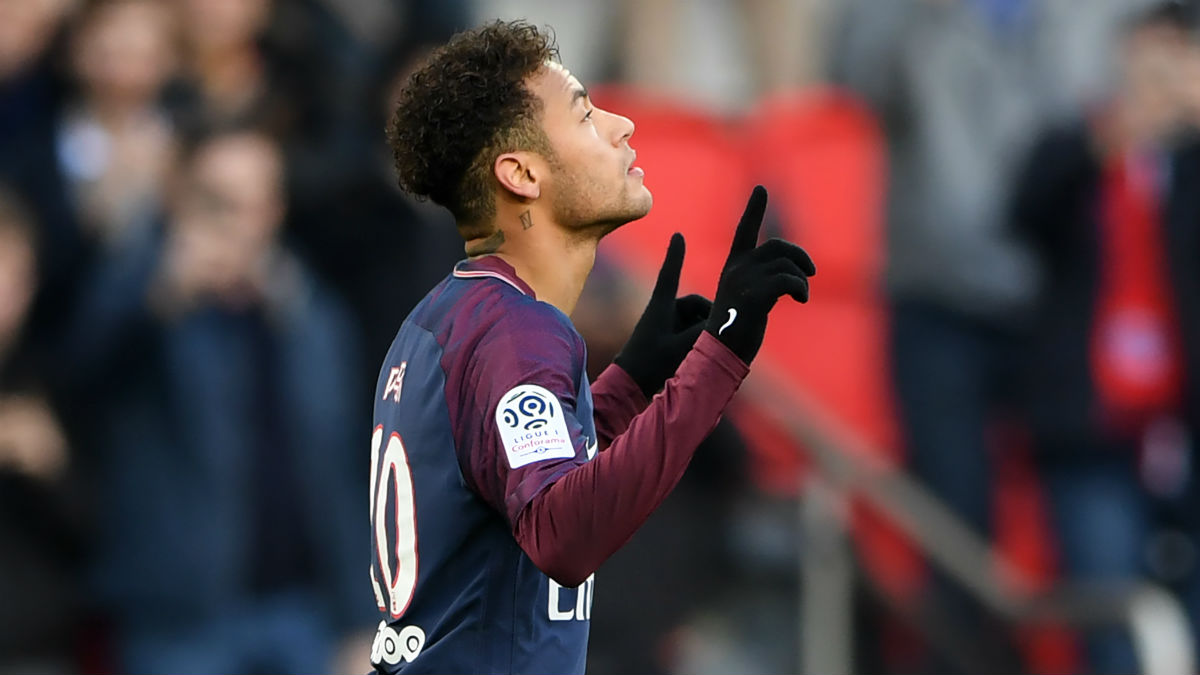Neymar celebra su gol ante el Estrasburgo. (AFP)