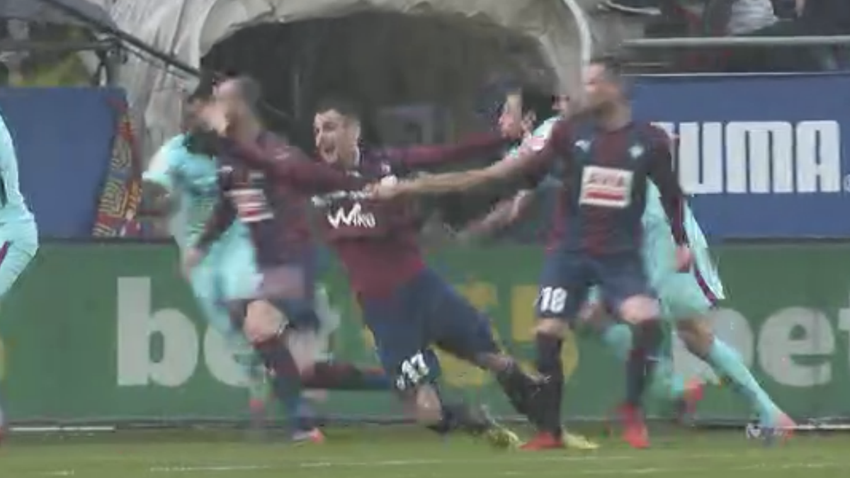 Sergio Busquets agarró claramente a Kike dentro del área durante el Eibar – Barcelona.