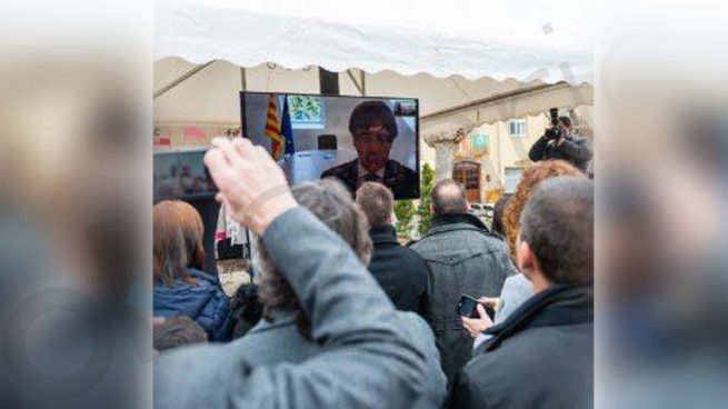 Puigdemont inaugura por videoconferencia una feria del cerdo organizada por su amigo Matamala
