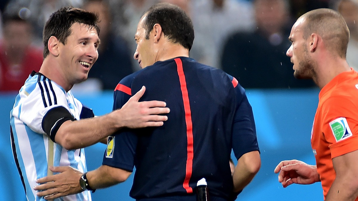 Çakir y Messi, en un partido. (AFP)