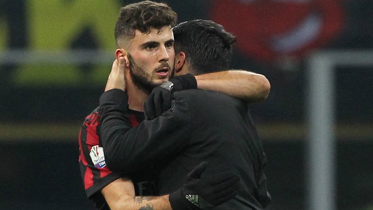 Gattuso abraza a Cutrone durante un partido del Milan de esta temporada. (Getty Images)