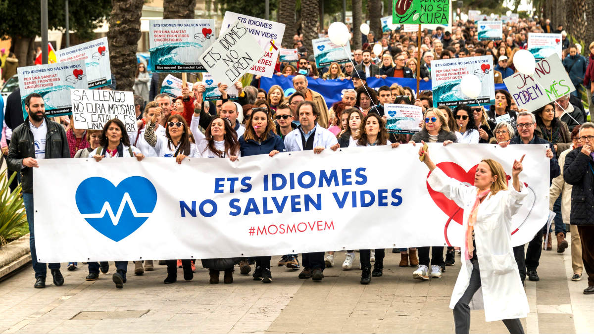 Manifestación en Palma contra el Govern por exigir el catalán en la sanidad (Foto: Efe).