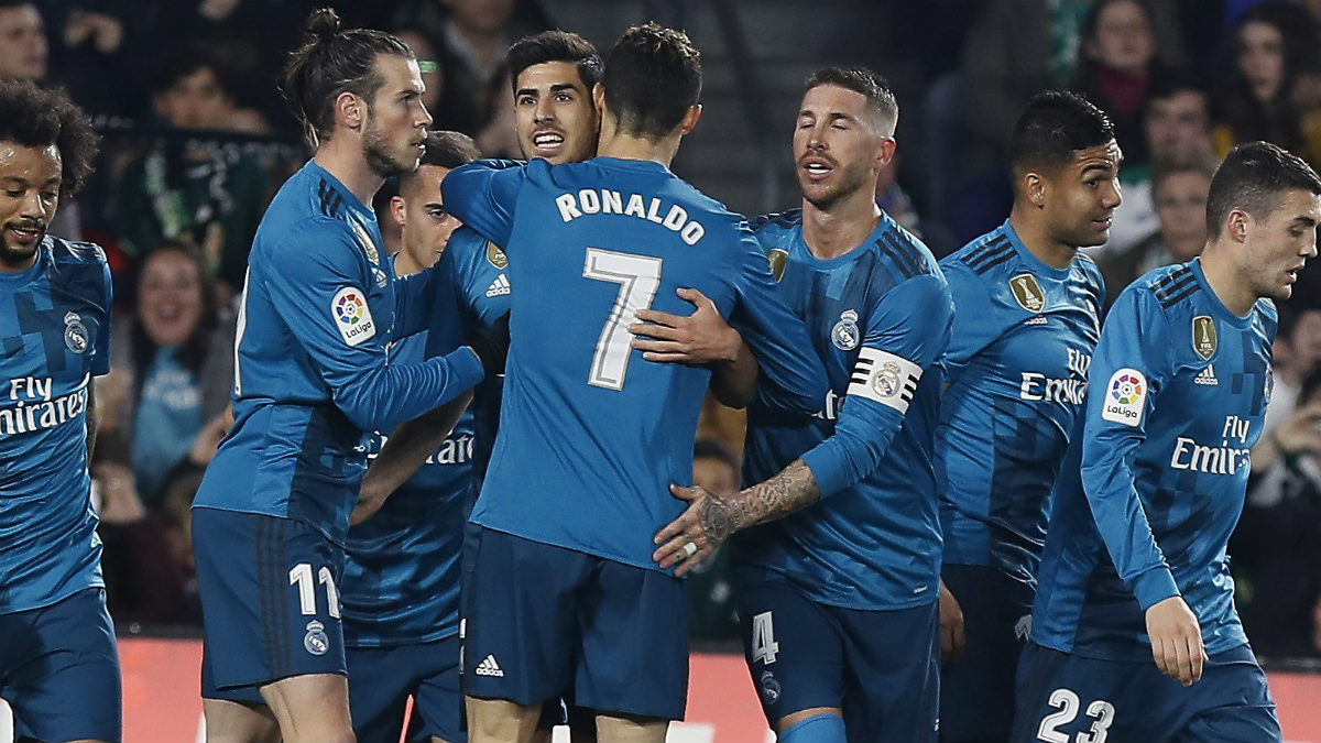 Los jugadores del Real Madrid celebrando el primer gol de Marco Asensio. (AFP)