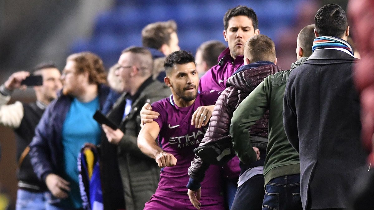 Agüero se enfrenta a un aficionado del Wigan. (Getty)