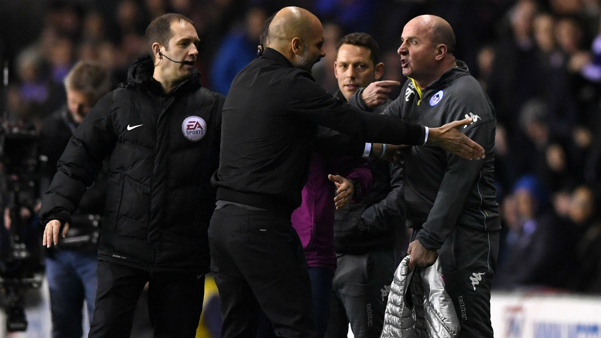 Guardiola se enfrenta al entrenador del Wigan. (Getty)