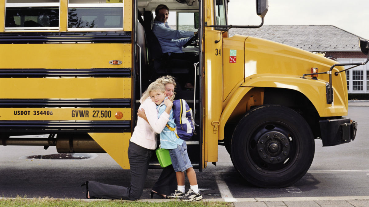 Es importante inculcar a los niños que sean precavidos cuando cojan el autobús escolar.