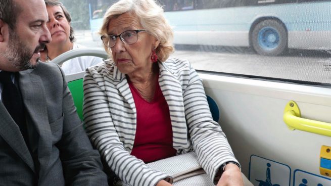La alcaldesa en un autobús de la EMT. (Foto: Madrid)