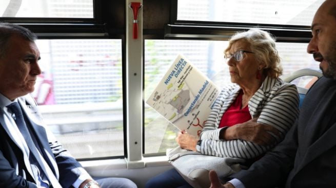 Manuela Carmena en un autobús de la EMT. (Foto: Madrid)