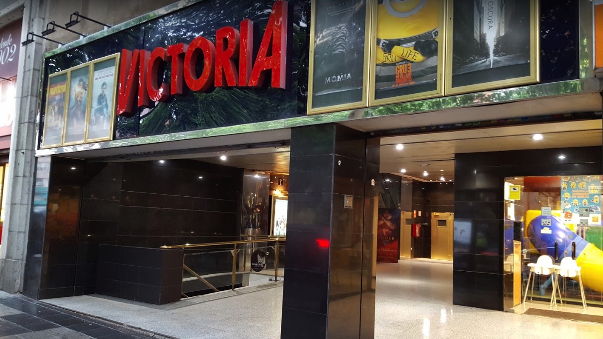 Fachada de los cines Victoria antes de su cierre.