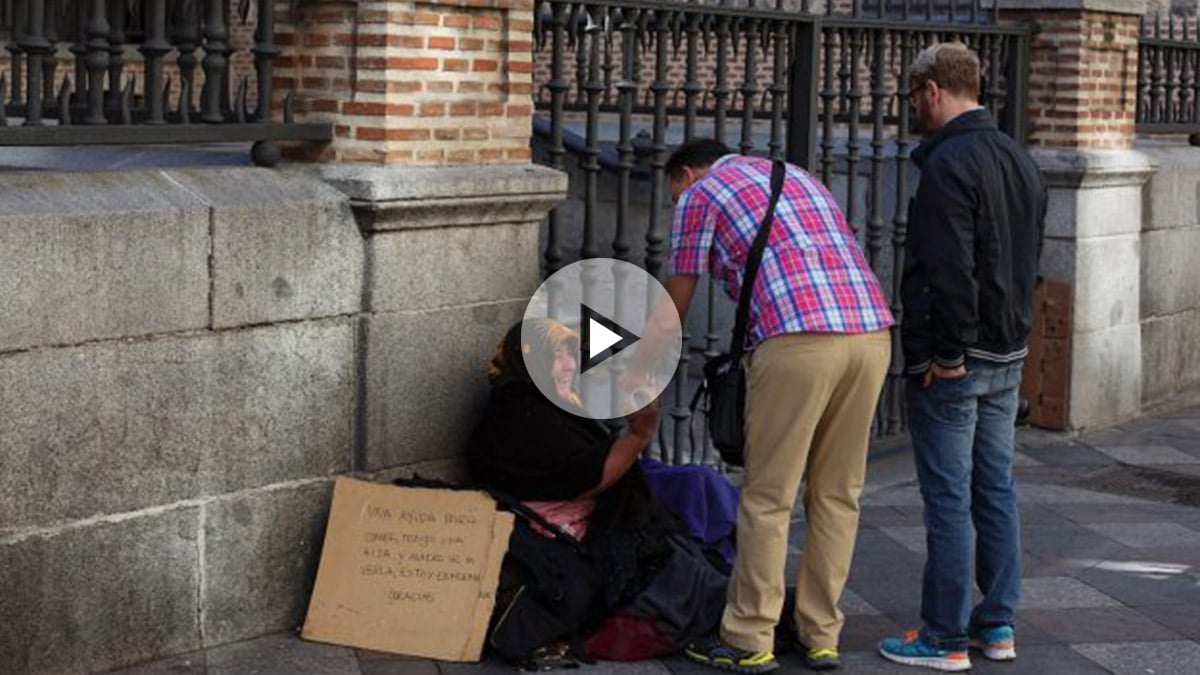 Una mujer pidiendo en Madrid. (Foto: GETTY)