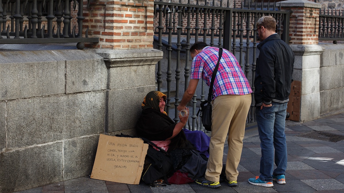 Una mujer pidiendo en Madrid. (Foto: GETTY)