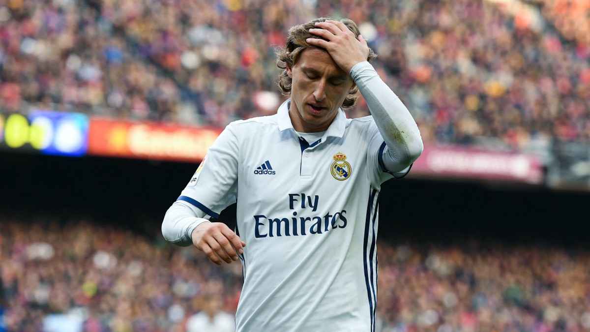 Luka Modric se lamenta en el partido del Camp Nou. (Getty)