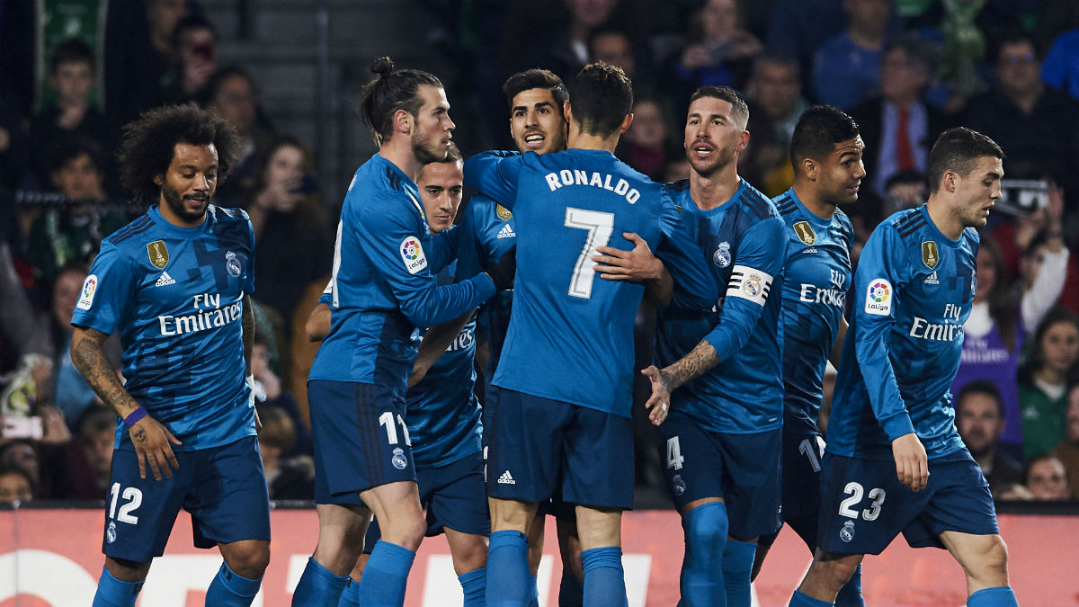 La plantilla del Real Madrid celebra uno de los goles de Asensio, ante el Betis (Getty).