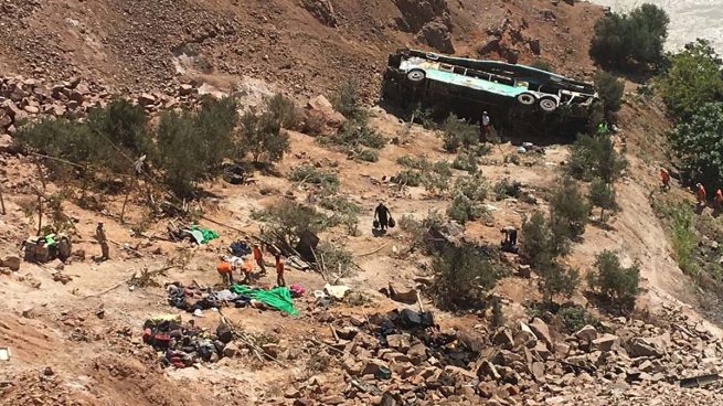 Al menos 44 muertos tras caer un autobús por un barranco en Perú