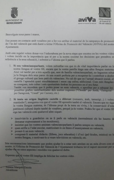 Carta del Ayuntamiento de Benicasim para 'valencianizar' a padres e hijos
