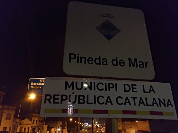 Pineda de Mar y el cartel colocado por los CDR