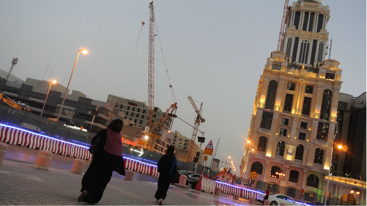 Mujeres saudies pasean por las calles de Riad, capital de Arabia Saudí. (Foto: ADP)