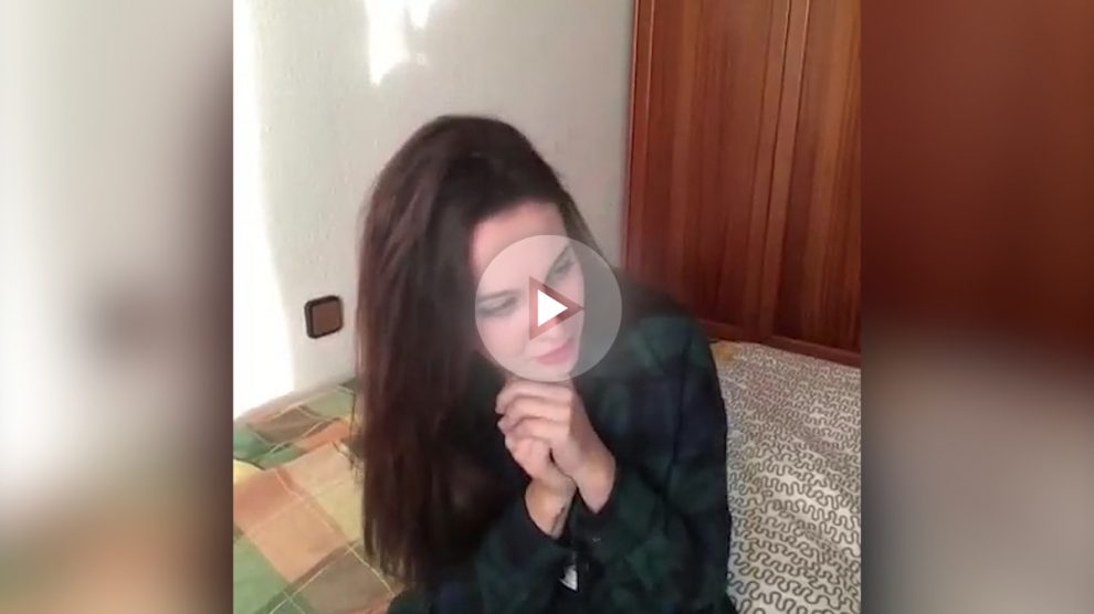 El Real Madrid tiene aficionados por todo el mundo y este vídeo viral lo demuestra. Una chica está sentada en la cama desesperada porque su novio le haga caso y que le diga que le quiere.