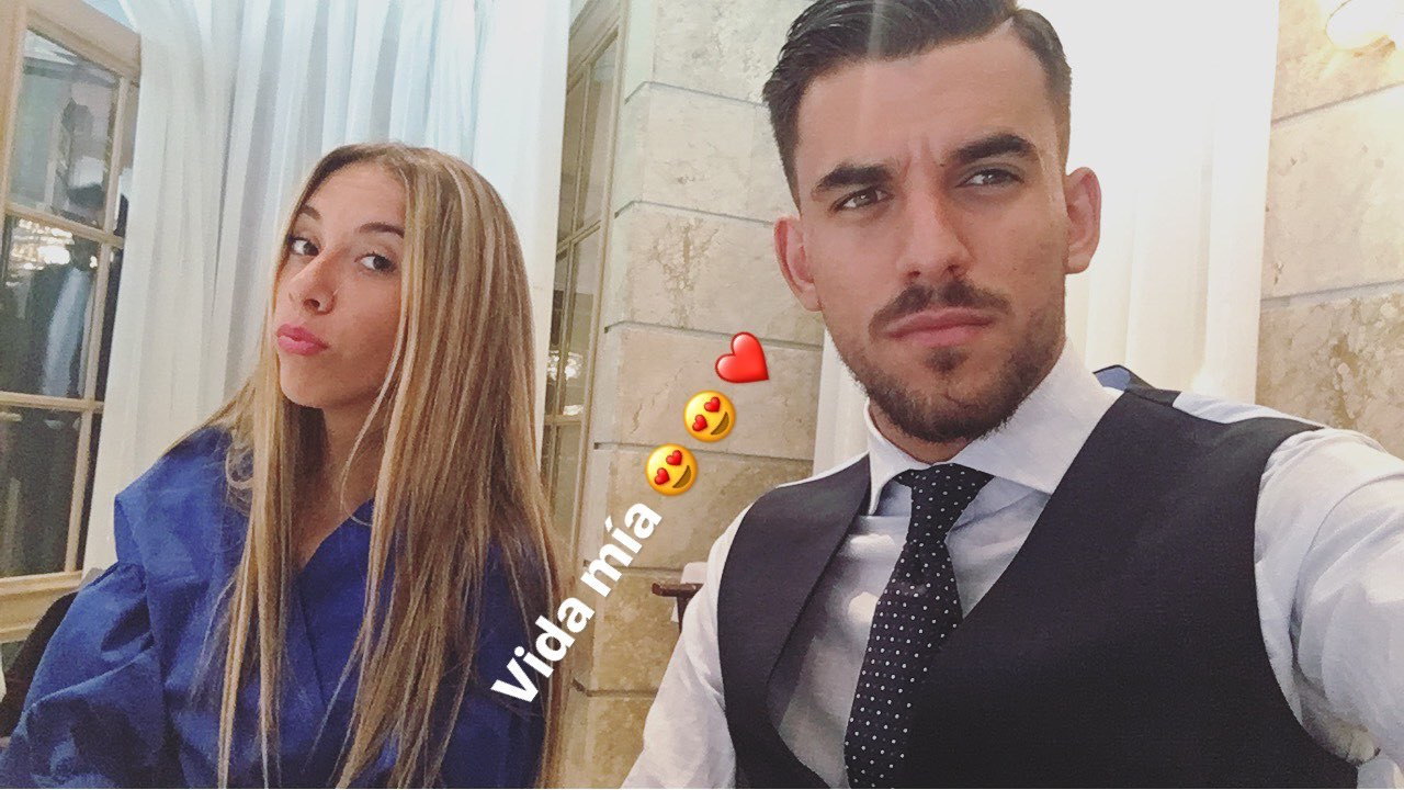Dani Ceballos y su hermana posan para Instagram.