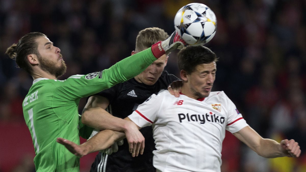 De Gea despeja un balón ante el Sevilla. (AFP)