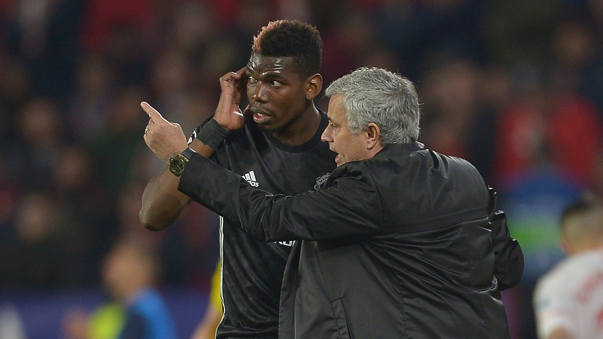 Mourinho, dando órdenes a Pogba (Getty).