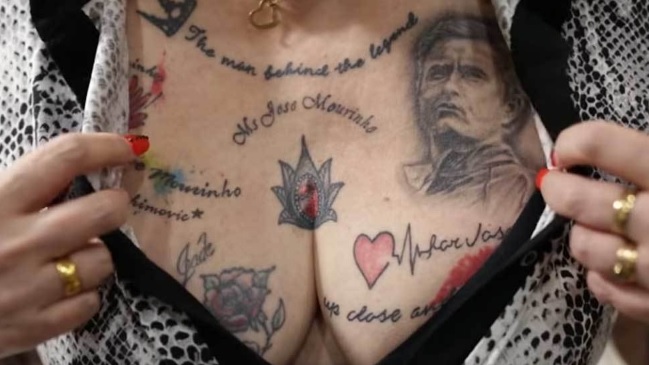 Una abuelita se tatua a Mou en los pechos