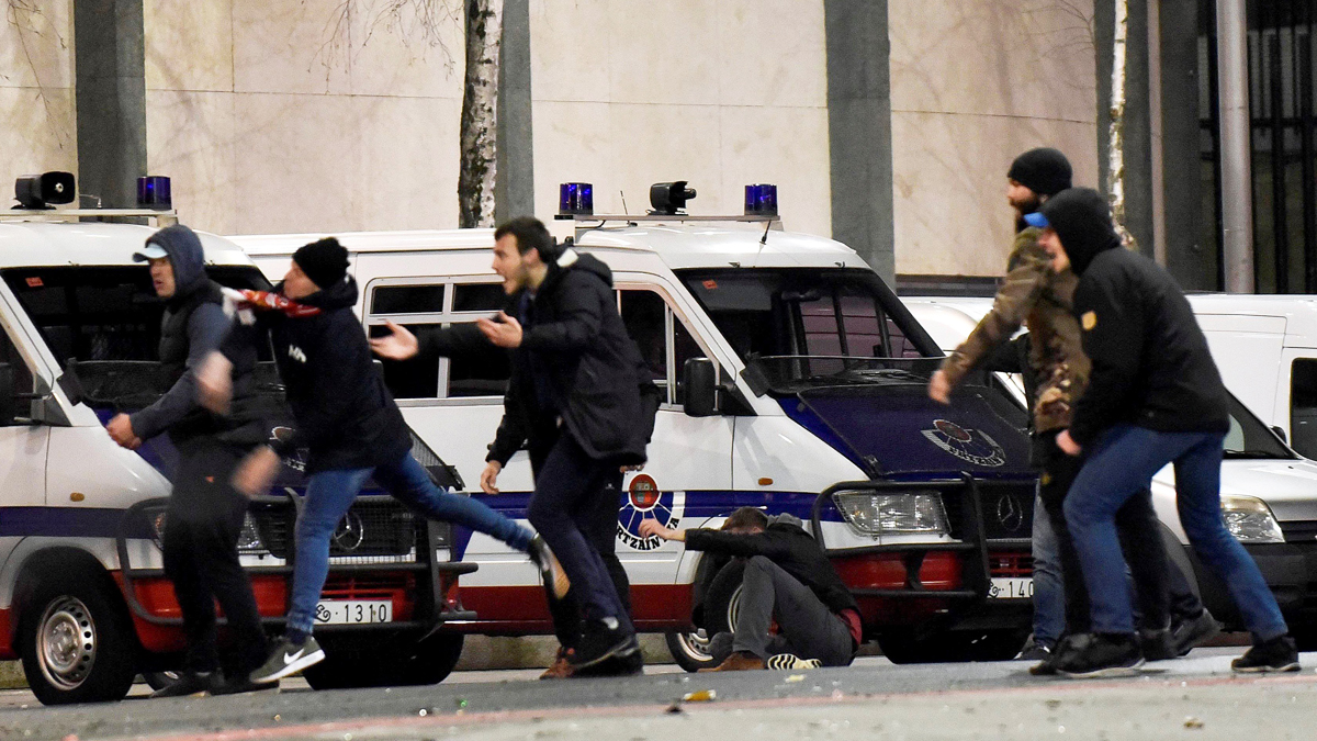 Imagen tomada de los violentos enfrentamientos entre las aficiones del Athletic de Bilbao y el Spartak de Moscú. (Foto: EFE)
