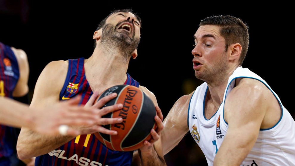 Caseur disputa un balón con Navarro. (EFE)